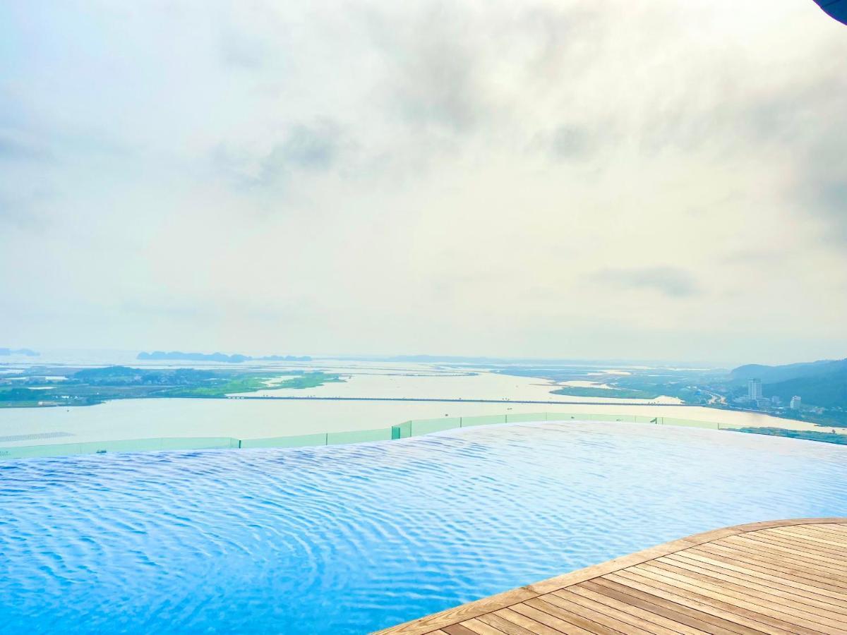 A La Carte Ha Long Apartment By The Beach Bagian luar foto