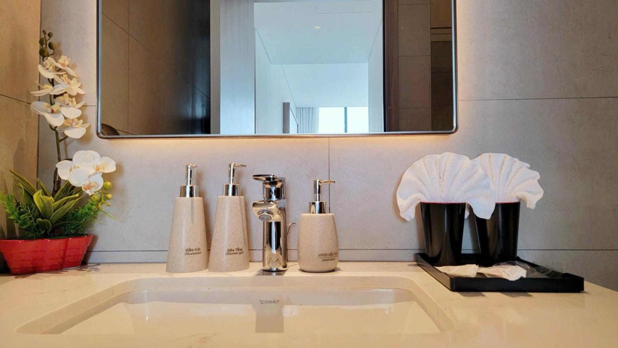 A La Carte Ha Long Apartment By The Beach Bagian luar foto